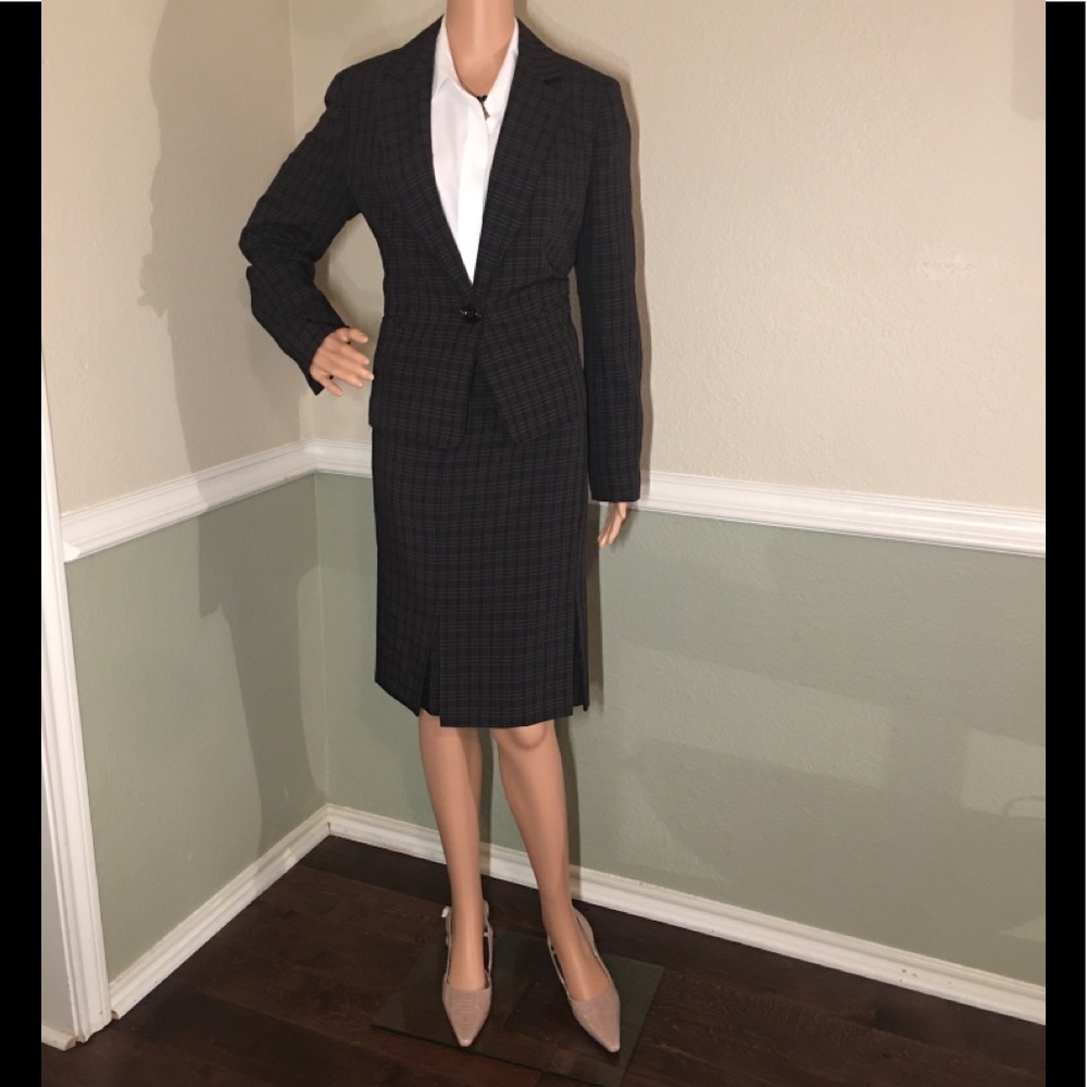 Le Suit Black/pink pin striped suit